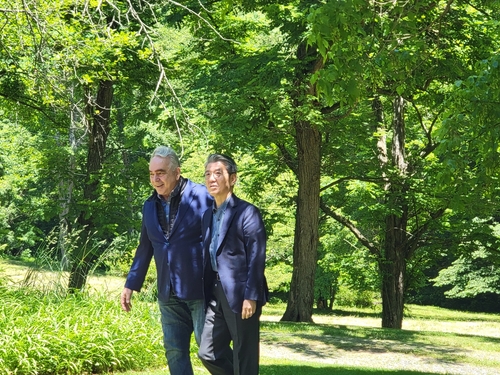 U.S. Deputy Secretary of State Kurt Campbell (L) welcomes South Korea's Vice Foreign Minister Kim Hong-kyun as he arrives to attend a trilateral meeting with Japanese Vice Foreign Minister Masataka Okano at Iron Bell Farm in Virginia on May 31, 2024. (Pool photo) (Yonhap)