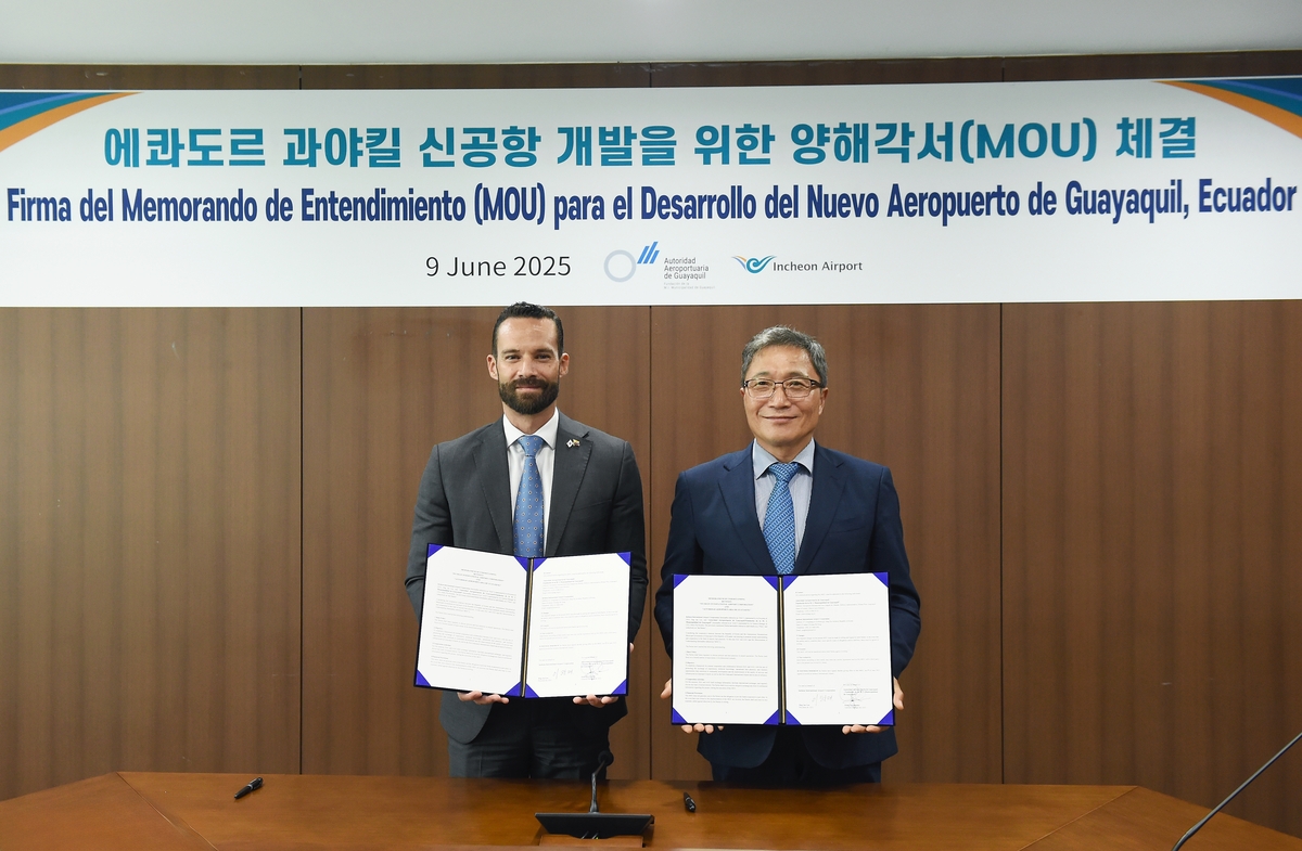 This photo, provided by Incheon International Airport Corp., shows a memorandum of understanding signing ceremony between the South Korean company and the Guayaquil Airport Authority of Ecuador held in Incheon, west of Seoul, on June 11, 2025. (PHOTO NOT FOR SALE) (Yonhap)