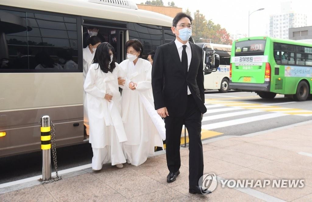 Des membres de la famille du défunt président du groupe Samsung, Lee Kun-hee, dont le vice-président de Samsung Electronics, Lee Jae-yong (au c.), entrent au Samsung Medical Center à Séoul, le mercredi 28 octobre 2020, pour la cérémonie d'adieu. (Pool photo)