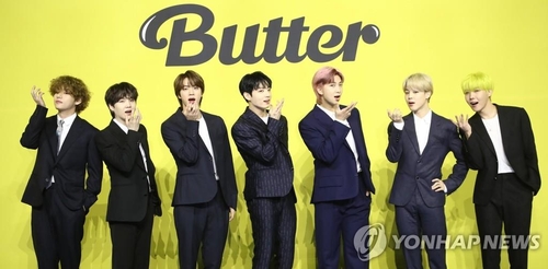 Le groupe de K-pop Bangtan Boys (BTS) pose pour une séance photos à l'Olympic Hall, situé au parc olympique de Séoul, lors d'une conférence de presse marquant la sortie du nouveau single «Butter», le vendredi 21 mai 2021.