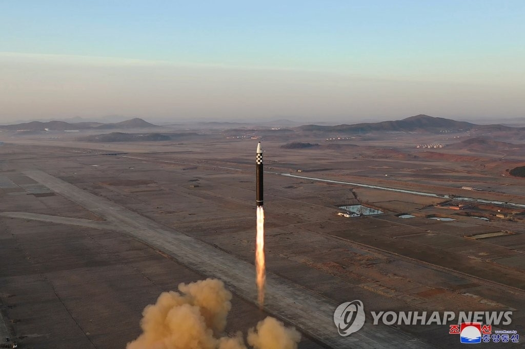 Un missile balistique intercontinental (ICBM) Hwasong-17 est tiré le jeudi 16 mars 2023 depuis l'aéroport international de Pyongyang, a rapporté le lendemain l'Agence centrale de presse nord-coréenne (KCNA). (Utilisation en Corée du Sud uniquement et redistribution interdite)