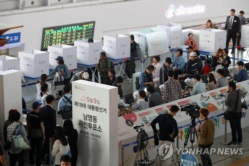 ソウル駅に設置された期日前投票所には朝から多くの有権者が訪れている。ソウル・竜山駅や仁川国際空港にも設置された＝４日、ソウル（聯合ニュース）