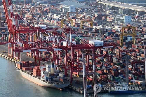 輸出入用のコンテナで埋まる釜山の港（資料写真）＝（聯合ニュース）