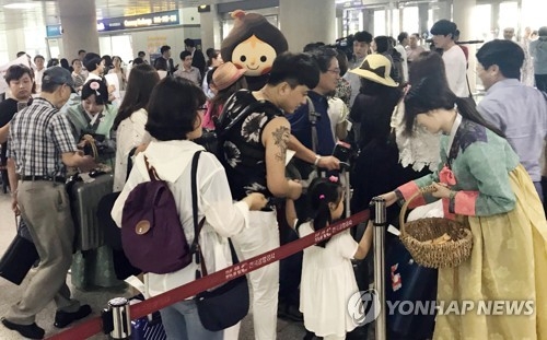 済州国際空港に到着した日本人観光客ら＝３０日、済州（聯合ニュース）