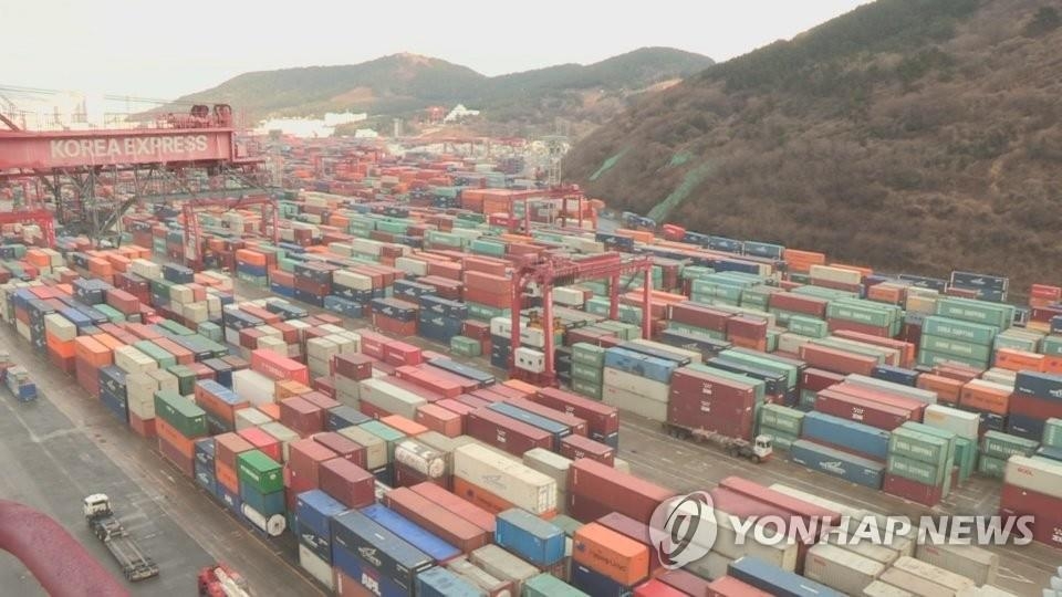 コンテナが並ぶ韓国の貿易港＝（聯合ニュースＴＶ）