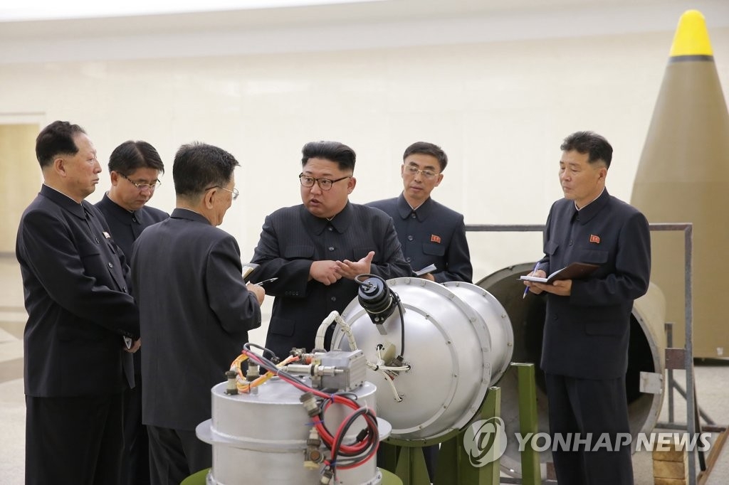 朝鮮中央通信は金正恩氏がＩＣＢＭの弾頭に搭載する水爆を視察したと報じた。視察先で話す金正恩氏（左から４人目）＝３日、ソウル（聯合ニュース）