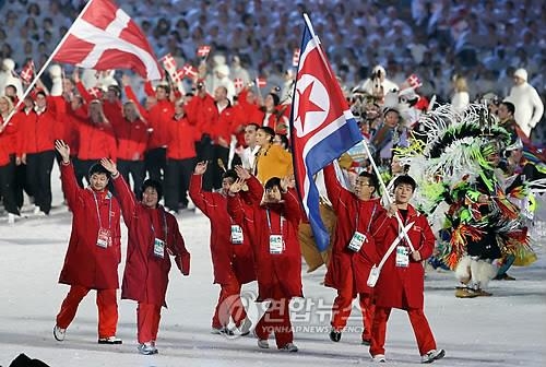 ２０１０年のバンクーバー冬季五輪開会式で入場する北朝鮮選手団（資料写真）＝（聯合ニュース）