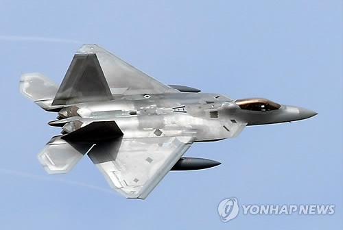 韓国空軍の第１戦闘飛行団に到着するＦ２２＝２日、光州（聯合ニュース）