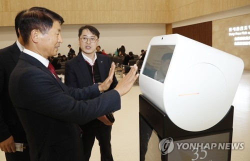 金浦空港で試験運用が始まった案内ロボット（同公社提供）＝２日、ソウル（聯合ニュース）