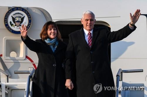 韓国に到着したペンス米副大統領夫妻＝８日、平沢（聯合ニュース）