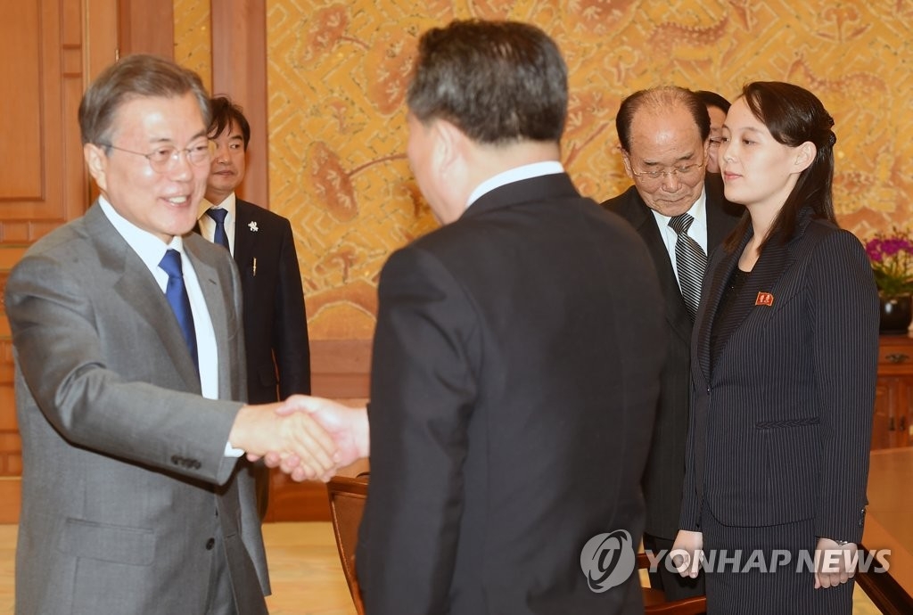北朝鮮代表団と握手を交わす文大統領（左端）。右端が金与正氏＝１０日、ソウル（聯合ニュース）