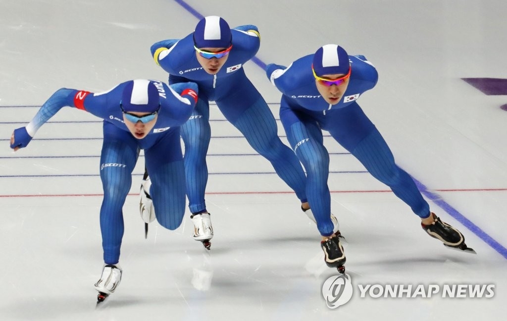 銀メダルを獲得した韓国のメンバー３人＝２１日、江陵（聯合ニュース）