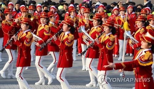 野外で公演する北朝鮮の応援団＝（聯合ニュース）