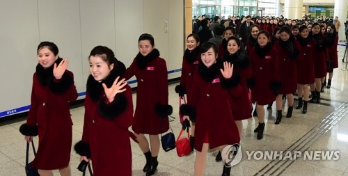 手を振って帰途に就く北朝鮮の応援団＝２６日、ソウル（聯合ニュース）