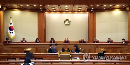 慰安婦問題を巡る韓日政府間合意について、韓国憲法裁判所は違憲性判断の対象ではないとし、訴えを却下した＝２７日、ソウル（聯合ニュース）
