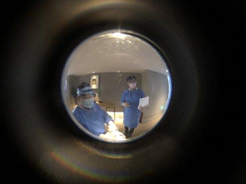 上海市内にある新型コロナウイルスの「集中観察」施設。部屋の外に防疫当局関係者の姿が見える＝２日、上海（聯合ニュース）