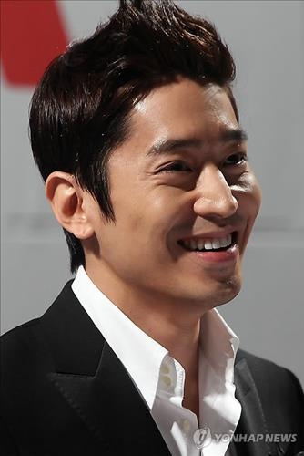 "신화 에릭·배우 나혜미 교제중…띠동갑 연인" - 2