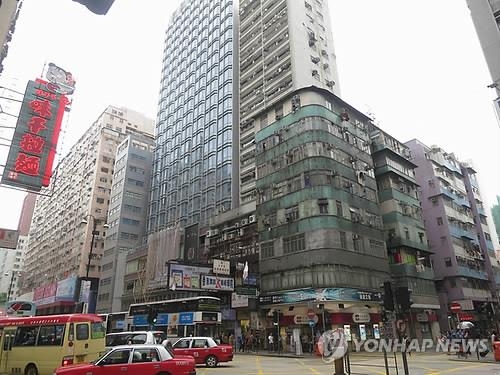 홍콩 '24시간 매장 전전' 노숙 여성 맥도날드서 숨져 - 2