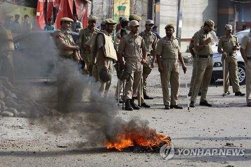 인도서 또 '암소 도축' 소문에 폭력 사태…21명 체포 - 2