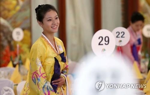 <이산상봉> "와! 예쁘다"…북측 미녀 접대원에 상봉단 눈길 - 2