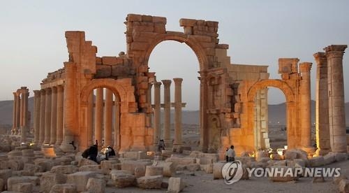 IS, 팔미라 유적 또 파괴…기둥에 사람 묶어 폭파 - 2