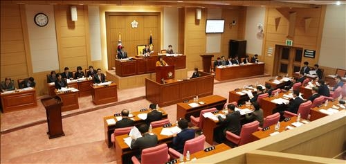 김해시의회 '롯데그룹 사회공헌 촉구' 결의안 채택 - 2