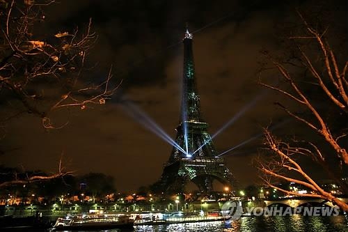 '푸른 숲' 조명 비춘 에펠탑…파리 기후총회 오늘 공식 개막 - 2