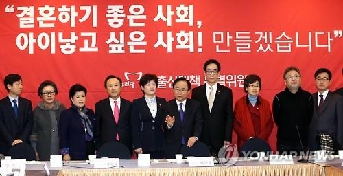 당정, 아이 돌봄 서비스 내년까지 두 배 늘린다 - 2