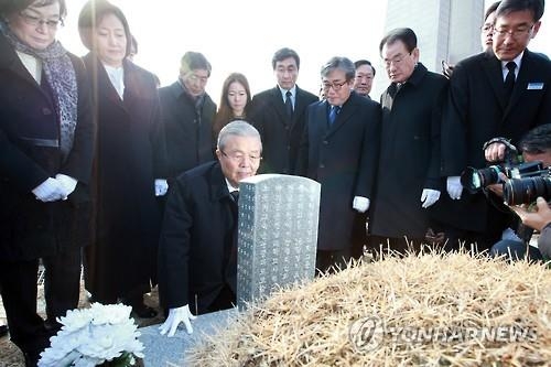 광주 5·18 묘역서 무릎 꿇은 김종인…일부 단체 항의 - 2