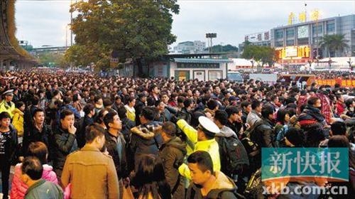 中 광저우역에 귀성인파 10만명 운집…10시간 이상 추위에 떨어 - 2