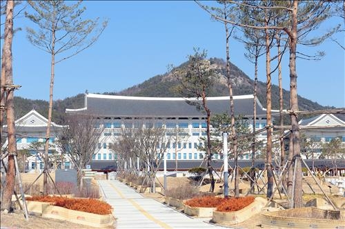 '한옥 양식' 경북도 새청사 인기…관광객 줄이어 - 3