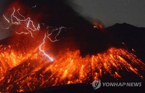 일본 규슈 남부 화산섬 사쿠라지마 분화 - 2