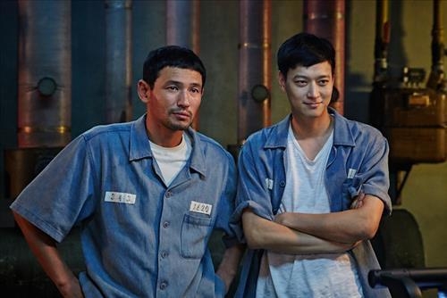 '검사외전' 설 연휴 역대 최다 관객…닷새간 476만명 모아 - 2