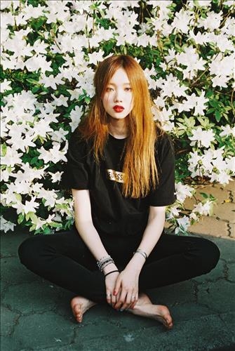 이성경, 4년 작업한 필름 포토북 17일 발매 - 2