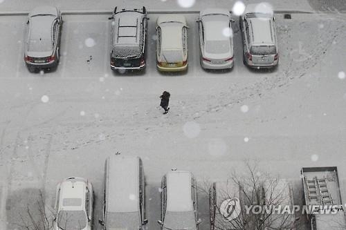 경기북부 밤사이 1.0∼2.5㎝ 눈…강추위에 '빙판길' - 2