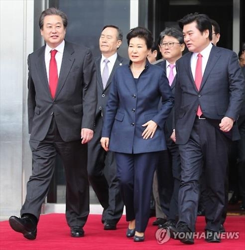 朴대통령 "김정은 폭주, 체제붕괴 재촉…퍼주기 더 안돼"(종합) - 3