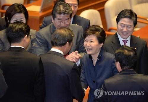 군청색 바지정장 '전투복' 朴대통령…두 차례 주먹 불끈(종합) - 3