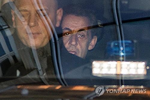 사르코지 전 프랑스 대통령 대선 자금 문제로 법원 출석 - 2