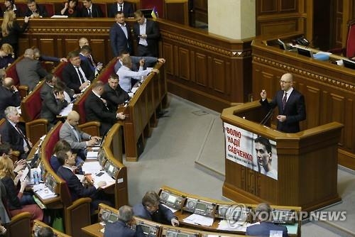 포로셴코 대통령 압박에도 우크라이나 총리 해임안 부결 - 2
