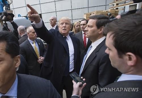 트럼프, 또 '안보 무임승차론'…"한국은 위대한 부자 산업국가" - 2