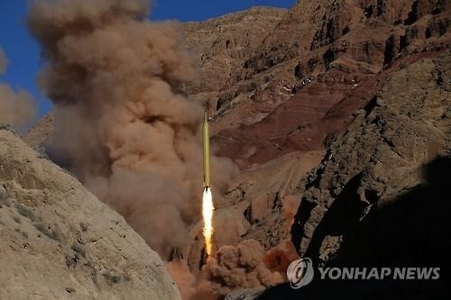 이란, 美 추가제재에도 "미사일 개발 계속 추진" - 2