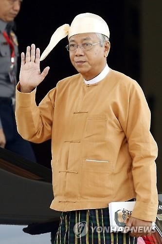 54년만의 첫 미얀마 문민대통령 틴쩌 "군부 헌법 개정"(종합) - 2