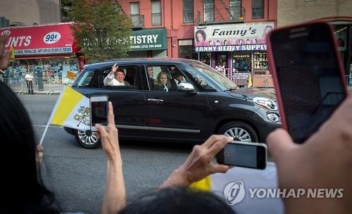 교황 뉴욕서 탄 피아트, 경매서 3억5천만원에 팔려 - 2