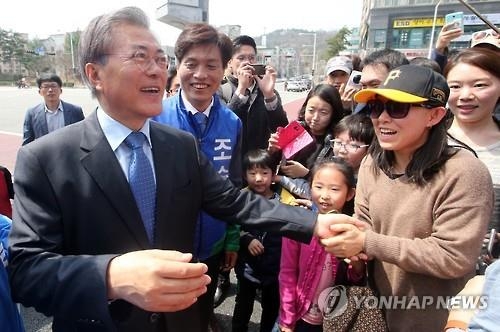 문재인 "당선될 야당 후보에게 표로 단일화시켜달라" - 2