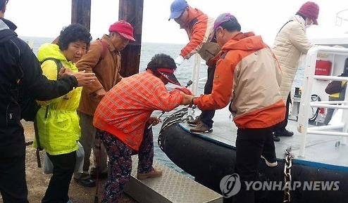 <선택 4.13> 마라도 주민, 가까스로 거친 바다 건너 투표(종합) - 3