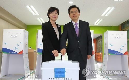 <선택 4.13> 이명박·전두환·권양숙…前 대통령·부인들도 투표(종합) - 4
