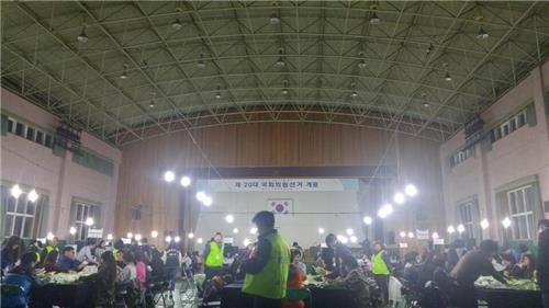 부산 개표소서 10분간 소등…개표작업엔 차질 없어 - 2