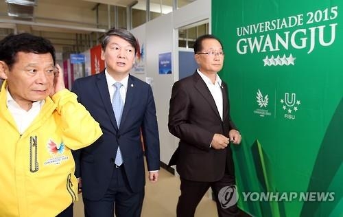 '몸따로 마음따로' 윤장현, 김종인 대표와 어색한 만남 - 2