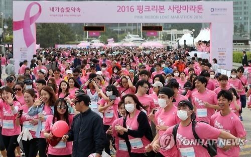 '봄날은 금방 간다'…황사에도 전국 나들이 인파 북적북적 - 3
