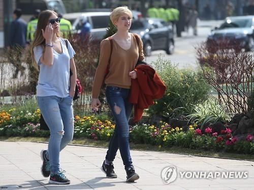 충북 한낮 초여름 더위…미세먼지 '나쁨' - 2